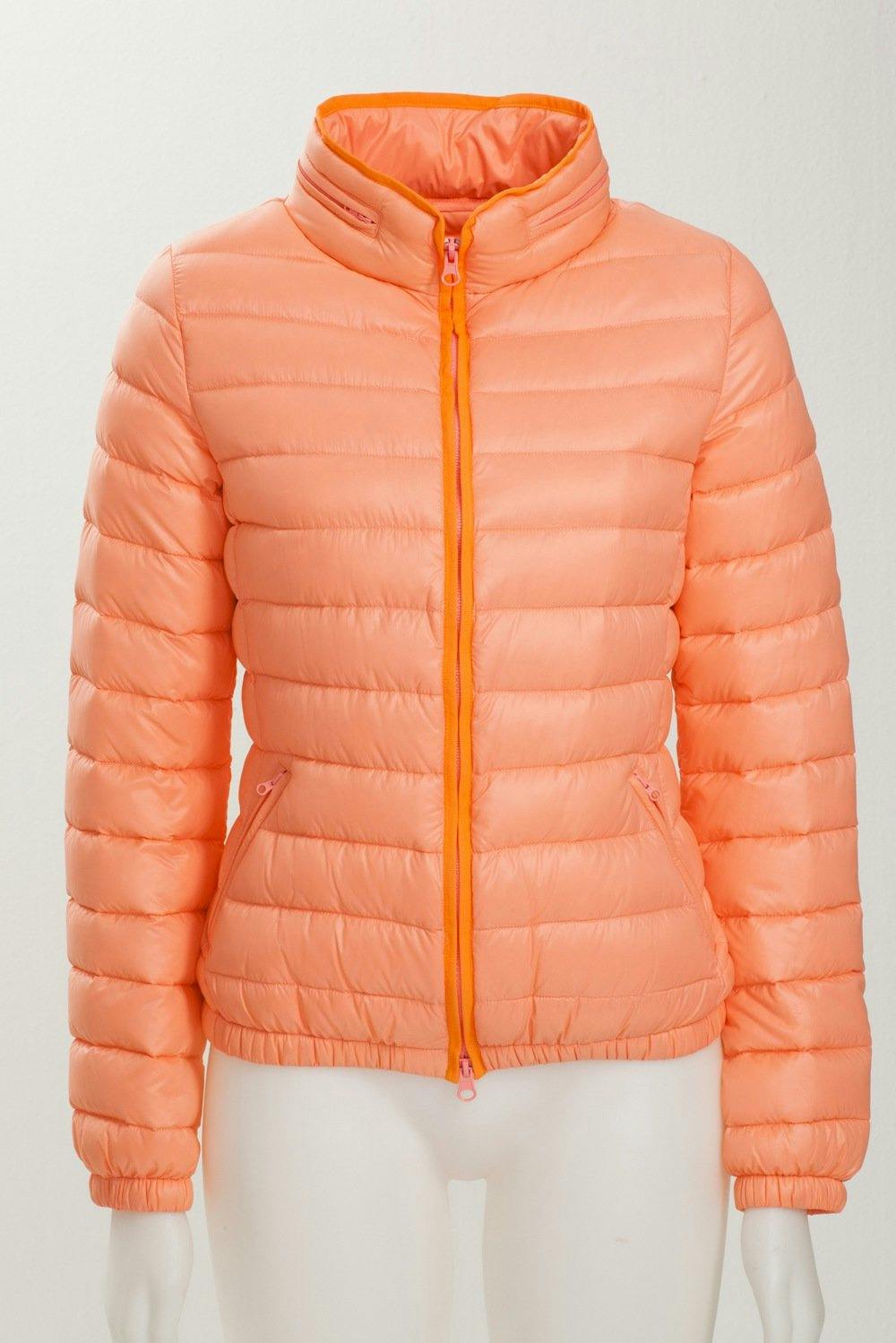 Lys orange dunjakke fra Ginger, kr 1700.